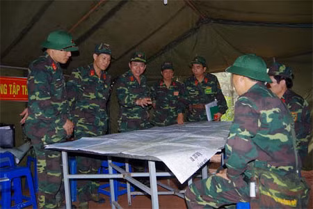 Từ ngày 9 đến 13/11, Binh chủng Hóa học đã chỉ đạo Lữ đoàn Phòng hóa 86 tổ chức cuộc diễn tập chỉ huy cơ quan 1 bên 2 cấp có một phần thực binh. Cuộc diễn tập được thực hiện qua 3 giai đoạn, gồm: Chuyển trạng thái sẵn sàng chiến đấu từ thường xuyên lên cao; tổ chức chuẩn bị tác chiến; thực hành tác chiến. Ảnh: Lãnh đạo Binh chủng Hóa học kiểm tra kế hoạch tác chiến của Lữ đoàn 86 tại thực địa.