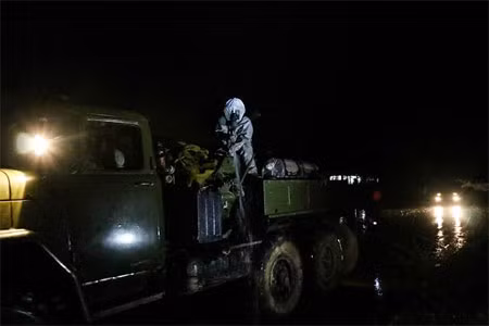 Trong diễn tập, nhiều tình huống được đưa vào xử trí như: Địch tập kích chất độc hóa học bằng pháo binh, máy bay vào đội hình hành, trú quân và trận địa đơn vị. Khi tình huống diễn ra, các bộ phận đã thực hành xử lý chuẩn xác, khẩn trương, bí mật, đảm bảo an toàn về người, vũ khí trang bị. Ảnh: Tiêu tẩy cho đường cơ động của đơn vị sau khi bị địch tập kích hóa học.