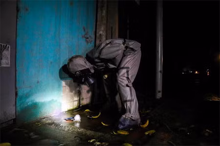 Trong quá trình diễn tập, đơn vị tổ chức thực hiện nghiêm túc các mệnh lệnh, triển khai nhiệm vụ khẩn trương theo từng giai đoạn. Quá trình xây dựng các kế hoạch, văn kiện đảm bảo chặt chẽ, sát thực tế và phát huy cao độ trí tuệ tập thể của lãnh đạo, chỉ huy, cán bộ, chiến sĩ; việc thực hành di chuyển đội hình, hành, trú quân bí mật, xây dựng công sự trận địa, xử lý các tình huống… được đơn vị thực hiện thuần thục, đảm bảo tốt các yêu cầu đề ra... Ảnh: Tiến hành trinh sát chất độc hóa học trong diễn tập.