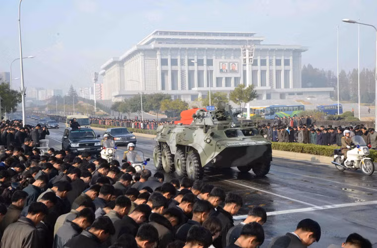 Hàng nghìn người Triều Tiên xếp hàng hai bên đường tiễn đưa Nguyên soái của quân đội Triều Tiên Ri Ul-sol về nơi yên nghỉ cuối cùng. Quan tài tướng Ri Ul-sol được đặt trên xe bọc thép chở quân M2010.