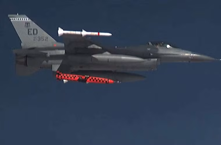 Máy bay tiêm kích F-16 mang phóng thử nghiệm tên lửa hành trình chống hạm NSM thiết kế cho tiêm kích F-35.