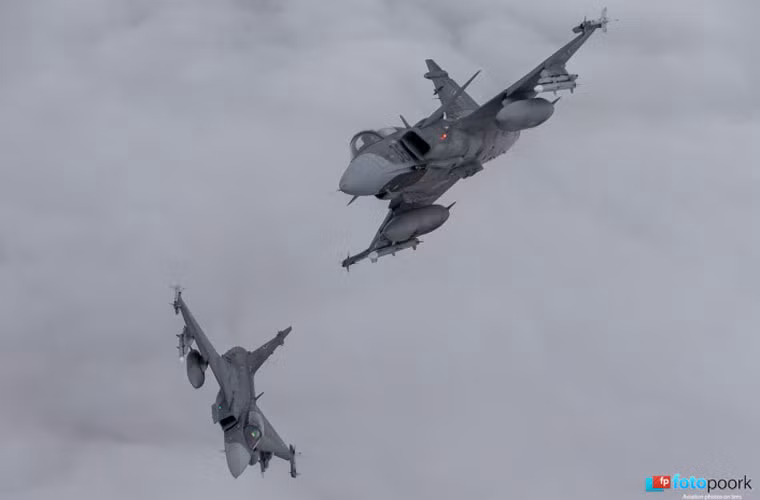 Bức ảnh đẹp tiêm kích JAS-39 Gripen của Không quân Hungary trong bài huấn luyện không chiến.