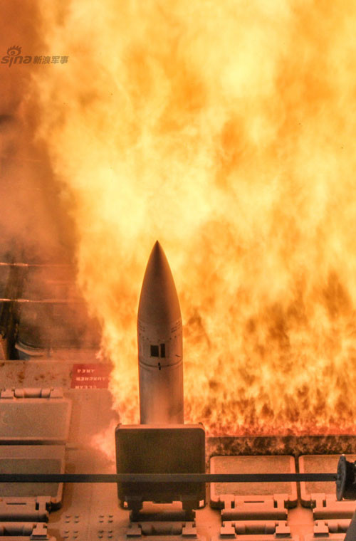 Hình ảnh quân sự Mỹ đẹp nhất tuần qua – tên lửa phòng không SM-2 kích hoạt rời bệ phóng MK41 tạo nên quầng lửa khủng ngay trên bề mặt bệ phóng.