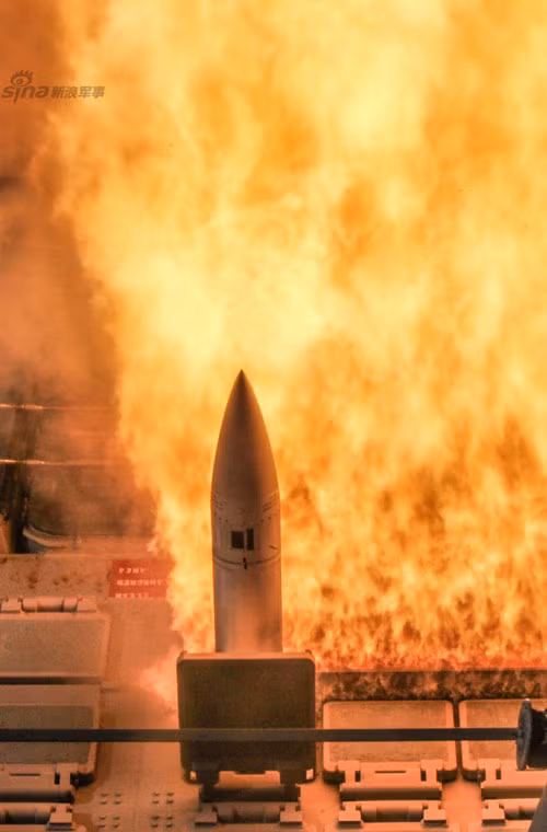 Hình ảnh quân sự Mỹ đẹp nhất tuần qua – tên lửa phòng không SM-2 kích hoạt rời bệ phóng MK41 tạo nên quầng lửa khủng ngay trên bề mặt bệ phóng.