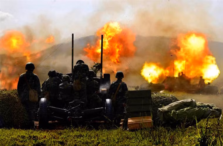 Tuy nhiên, “danh hiệu” ảnh quân sự Việt Nam ấn tượng nhất tuần có lẽ sẽ thuộc về bức ảnh trận địa pháo cao xạ 57mm đồng loạt nã đạn tạo nên những “bông hoa lửa” cũng trong cuộc diễn tập của Quân đoàn 4. Ảnh: QĐND