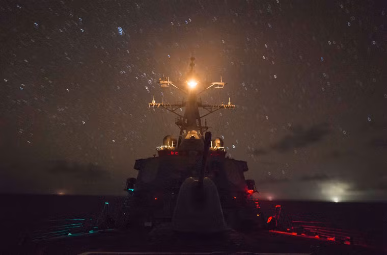 Tàu khu trục tên lửa USS Fitzgerald (DDG 62) trong chuyến hành trình trên Biển Đông với bầu trời đầy sao tuyệt đẹp.