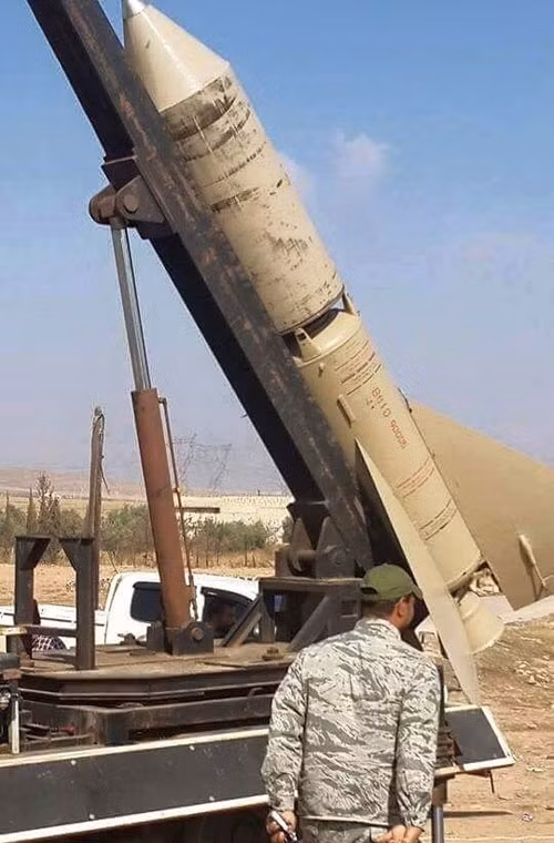 Bức ảnh vũ khí ấn tượng liên quan tới tình hình chiến sự Syria tuần qua – tên lửa đạn đạo tự chế của quân nổi dậy với động cơ lấy từ tên lửa phòng không SAM-2.