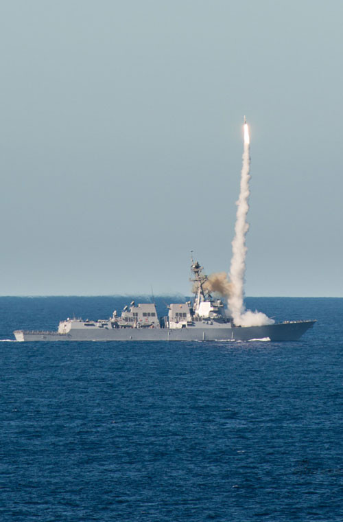 Tên lửa SM-2 được bắn từ tàu khu trục USS Stockdale (DDG 106) trong hoạt động diễn tập trên biển Thái Bình Dương.
