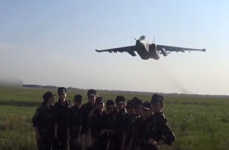 Máy bay chiến đấu Su-25 của Không quân Ukraine bay ở độ cao cực thấp trong khi một dàn gái xinh đang chụp ảnh tự sướng.