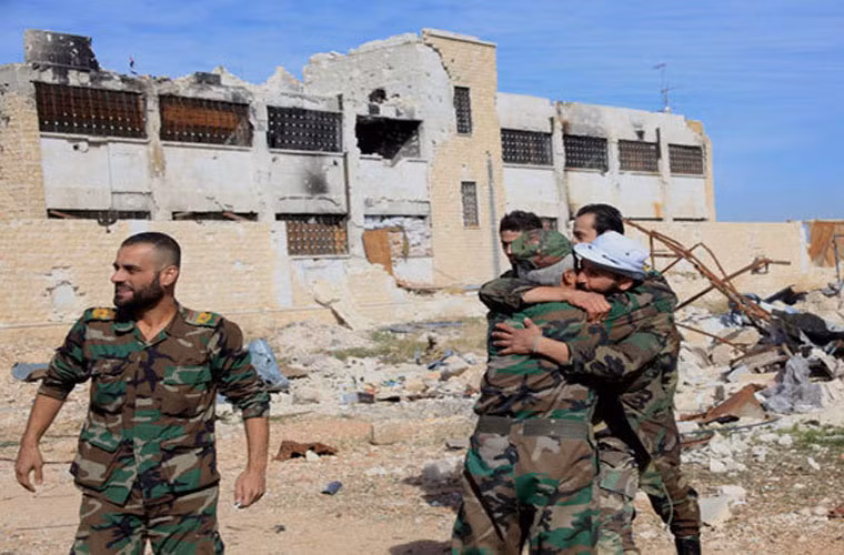 Hình ảnh quân sự xúc động – các binh sĩ Quân đội Syria ôm chầm lấy nhau sau khi giải phóng căn cứ không quân Kweiris vốn bị phiến quân IS bao vây suốt hai năm qua.