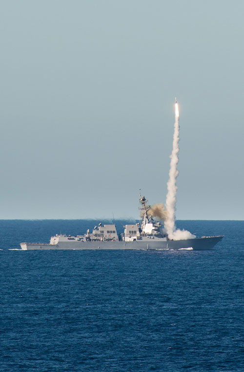 Còn đây là hình ảnh tên lửa SM-2 rời bệ phóng tàu khu trục USS Stockdale (DDG 106) trong cuộc bắn thử hôm 11/11/2015.