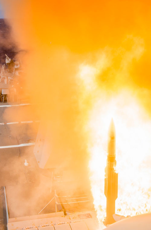 SM-2 là loại tên lửa phòng không chủ lực trên các tàu khu trục Arleigh Burke và tuần dương Ticonderoga của Hải quân Mỹ hiện nay. Ảnh: Tên lửa SM-2 đang rời bệ phóng Mk41 trên tàu khu trục William P.Lawrence (DDG 110).