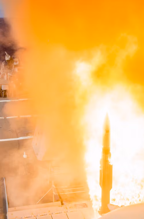 SM-2 là loại tên lửa phòng không chủ lực trên các tàu khu trục Arleigh Burke và tuần dương Ticonderoga của Hải quân Mỹ hiện nay. Ảnh: Tên lửa SM-2 đang rời bệ phóng Mk41 trên tàu khu trục William P.Lawrence (DDG 110).