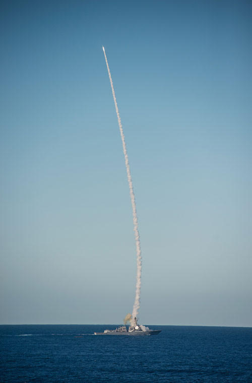 Tên lửa phòng không SM-2 (hay còn gọi là RIM-66 Standard Missile) nặng 707kg, dài 4,72m, đường kính thân 340m, trang bị đầu nổ phá mảnh dùng ngòi nổ radar.