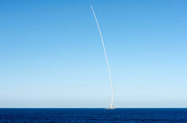 SM-2 có thể bắn hạ hầu hết các mục tiêu trên không ở cự ly từ 74-167km, độ cao 24,4km, trang bị công nghệ dẫn đường kết hợp quán tính + lệnh dẫn đường từ tàu và radar bán chủ động pha cuối.