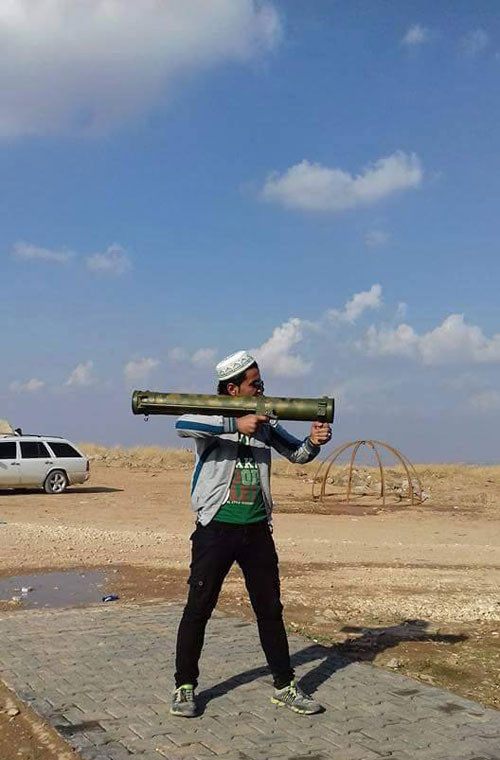 Cuối cùng, vũ khí tối tân xếp hàng đáng sợ nhất của Nga mới được phát hiện gần đây ở Syria là là súng phóng lửa RPO-A Shmel. Ảnh: Chiến binh thuộc lực lượng dân binh ủng hộ Tổng thống Assad đang cầm khẩu RPO-A.