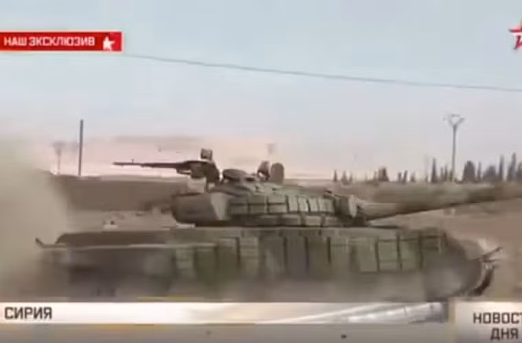 Ngoài pháo binh, nhằm giúp vực dậy lực lượng xe tăng Quân đội chính phủ Syria đã thiệt hại nặng nề sau 4 năm nội chiến, Nga được cho là đã chuyển giao thêm số lượng không xác định xe tăng T-72B và T-90A. Ảnh: Xe tăng T-72B Nga mới chuyển cho Iran đang hành tiến tấn công mục tiêu quân IS.