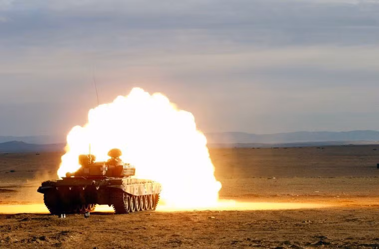 Về hỏa lực, T-72B được trang bị pháo chính nòng trơn 125mm 2A46M (T-72A/M dùng pháo 125mm kiểu cũ) có thể bắn các loại đạn xuyên giáp APFSDS, đạn nổ phá chống tăng HEAT và tên lửa chống tăng 9M119 Svir có thể tiêu diệt xe tăng, trực thay bay thấp ở cự ly 4-5km, hệ dẫn đường laser.