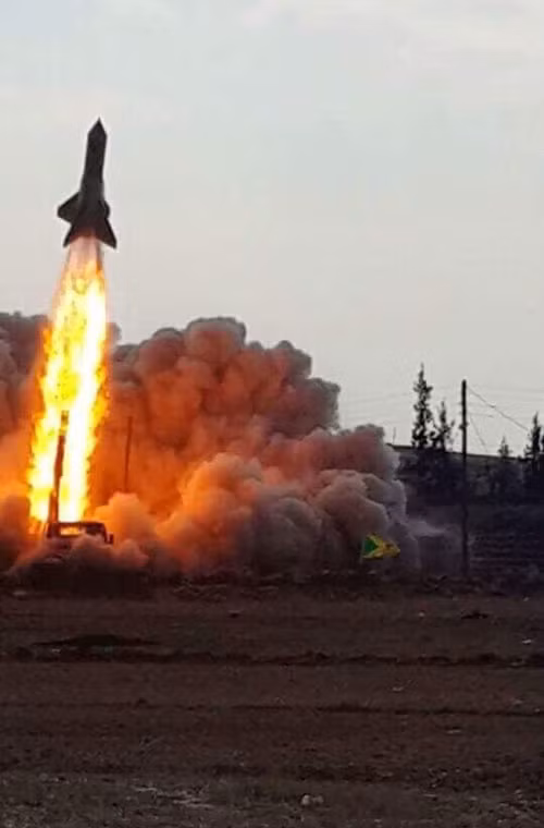 Hình ảnh tên lửa đạn đạo của quân nổi dậy Syria không rõ tên gọi rời bệ phóng. Câu hỏi đặt ra là quả tên lửa này sẽ “đi đâu về đâu” khi mà không hề có dấu hiệu nào cho thấy nó có hệ thống dẫn đường tốt.