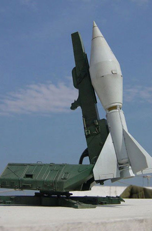 Cận cảnh đạn mục tiêu của Trung Quốc dùng tầng khởi tốc của HQ-2 được phóng từ bệ phóng HQ-2. 