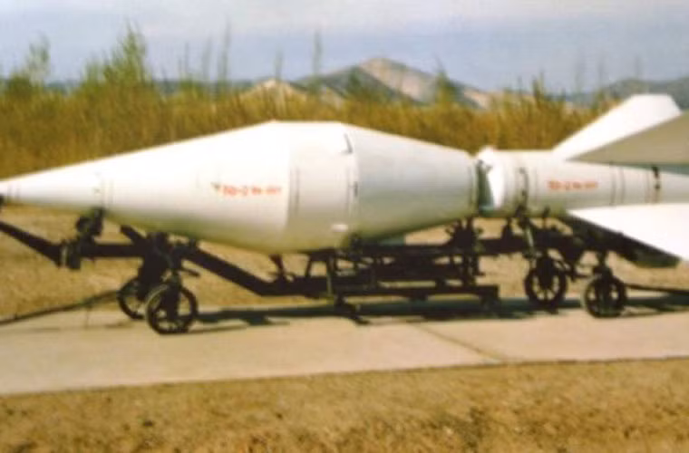 Đáng lưu ý, một số tờ báo Trung Quốc tin rằng, loại ten lửa đạn đạo này của phiến quân ở Syria có thể "sao chép" bia bay được phát triển trên cơ sở tên lửa HQ-2 (Trung Quốc sao chép SA-2).