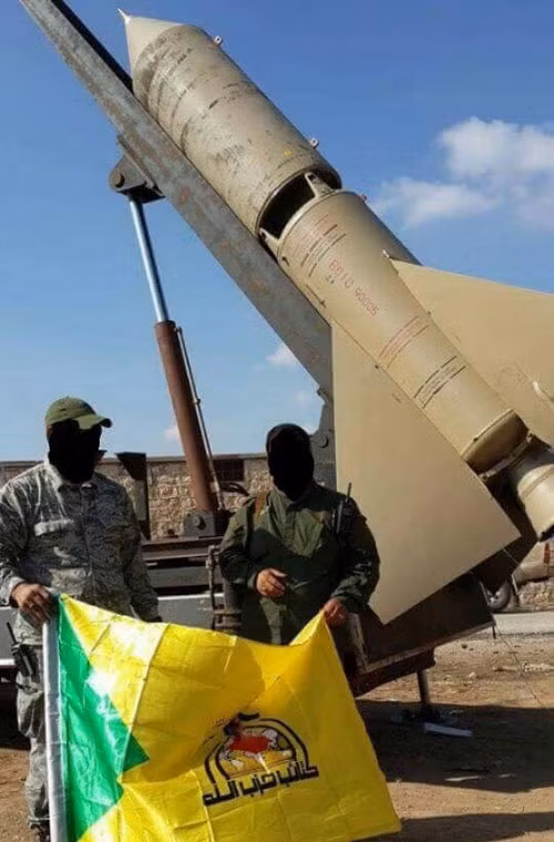 …nhưng điều đáng lưu tâm là nó được trang bị động cơ đẩy lấy từ “tầng khởi tốc” tên lửa phòng không SA-2 do Liên Xô sản xuất. Ảnh: Hệ thống nâng thủy lực trên xe tải nhỏ đưa tên lửa đạn đạo vào vị trí phóng.