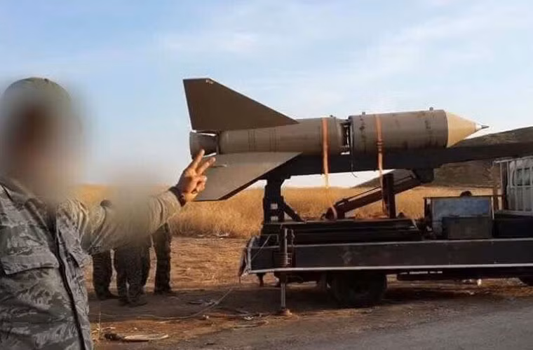 Một số trang mạng xã hội mới đây đăng tải loạt ảnh binh sĩ quân nổi dậy Syria đứng cạnh một loại tên lửa đạn đạo đất đối đất tự chế đặt trên xe tải nhỏ.