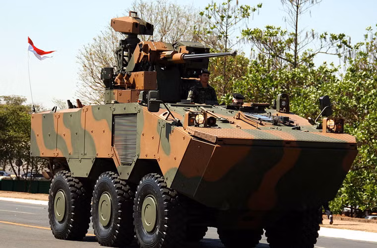 Trong trang bị lục quân, Việt Nam cũng có thể tham khảo một số loại vũ khí tối tân khác của Brazil như xe bọc thép, tên lửa chống tăng, pháo phản lực. Trong ảnh là xe bọc thép thế hệ mới VBTP-MR Guarani do Brazil hợp tác cùng công ty IVECO Italy phát triển. Mẫu xe này có trọng lượng 16,7 tấn, có thể tùy biến vũ khí để trở thành nhiều phương tiện chiến đấu khác nhau gồm: xe chiến đấu bộ binh (tháp pháo tự động 30mm); xe chỉ huy; cối tự hành (súng cối 120mm); xe tăng bánh lốp (tháp pháo 105mm); xe cứu nạn...