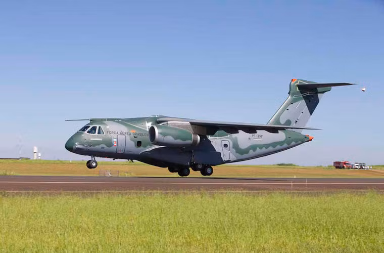 So với loại máy bay C-295 mà Việt Nam mới mua từ Airbus, KC-390 sở hữu khả năng vượt trội về tải trọng (lên tới 23 tấn, C-295 là hơn 9 tấn) cho phép chở xe bọc thép chở quân, pháo phản lực cỡ lớn hoặc 64 lính dù; sử dụng động cơ phản lực cho tầm bay tối đa tới 4.815km (với 13,3 tấn tải trọng), tốc độ bay 850 km/h. Đơn giá một chiếc khoảng 85 triệu USD.