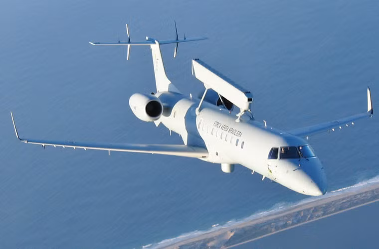 R-99A được trang bị hệ thống radar mạng pha chủ động hình ống Erieye do hãng Saab Thụy Điển phát triển có khả năng bao quát góc 300 độ, tầm phát hiện mục tiêu 350km, có khả năng bắt bám mục tiêu ở độ cao thấp, nhận diện địch - ta. R-99A sử dụng khung gầm máy bay thương mại ERJ 140 cũng do Brazil tự sản xuất, tầm bay tới 3.000km, tốc độ bay 834km/h.