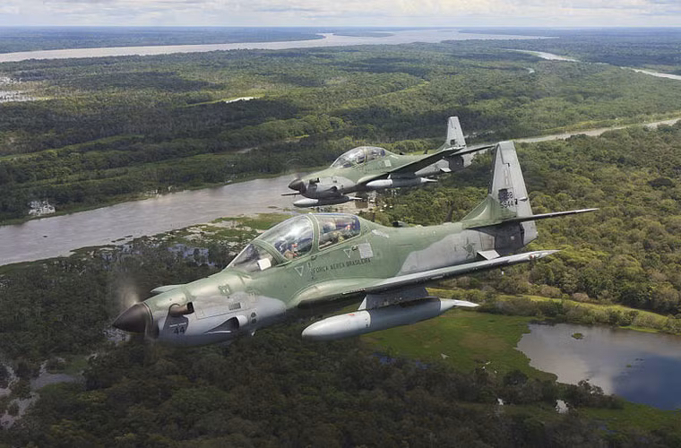 Nếu Không quân Việt Nam có nhu cầu thay thế máy bay huấn luyện sơn cấp Yak-52 thì EMB-314 Super Tucano của Embraer là giải pháp đáng để xem xét. Đây là loại máy bay huấn luyện chiến đấu hiện đại kiêm khả năng tấn công mặt đất tầm gần trong mọi điều kiện thời tiết. Đơn giá một chiếc khaongr 9-14 triệu USD, giá giờ bay rất rẻ 430-500 USD/giờ.