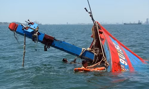Tau ca cho 34 ngu dan bi dam chim tren bien Hoang Sa