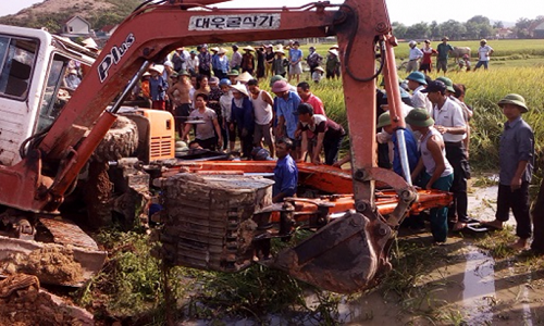 Hiện trường vụ máy xúc đè chết nam thanh niên ở Nghệ An.