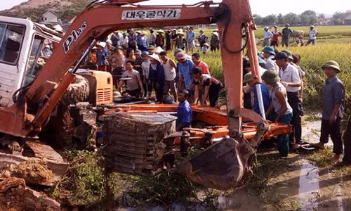 Hiện trường vụ máy xúc đè chết nam thanh niên ở Nghệ An.