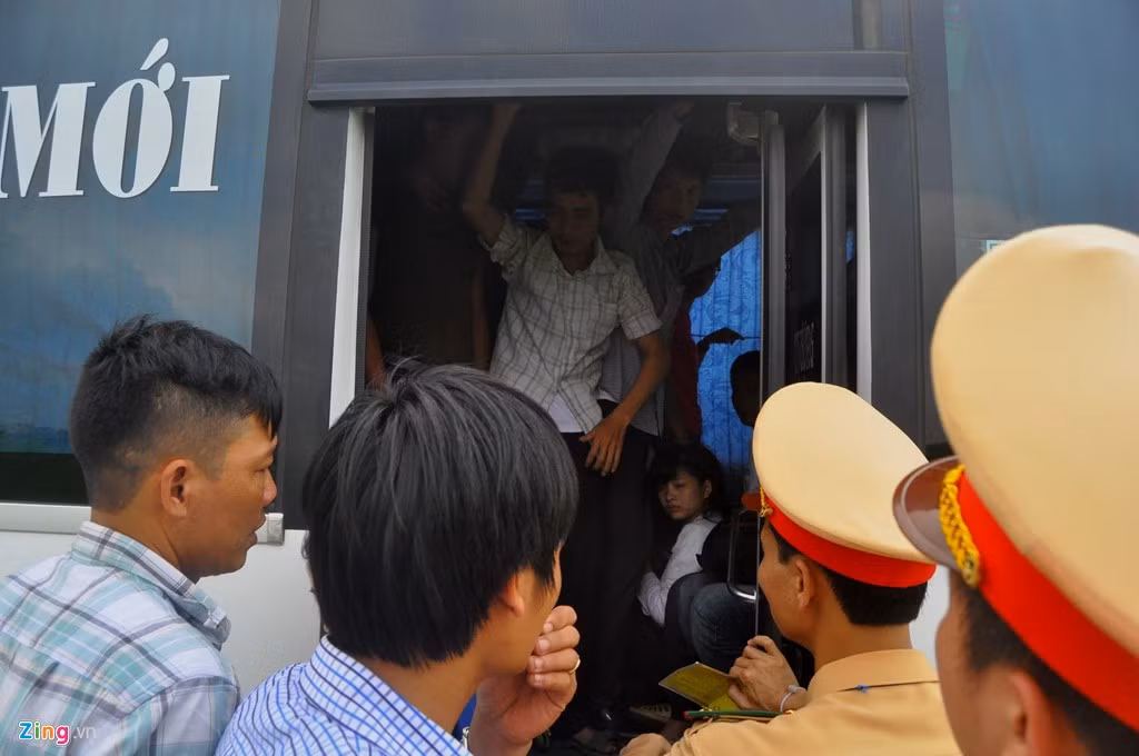 Theo tin báo của Zing.vn, cảnh sát dừng xe khách Phượng Hưng tuyến Ý Yên - Mỹ Đình tại km 188, cao tốc Pháp Vân - Ninh Bình phát hiện nhồi nhét khách 93/29 người (vượt 310% tải trọng cho phép). 