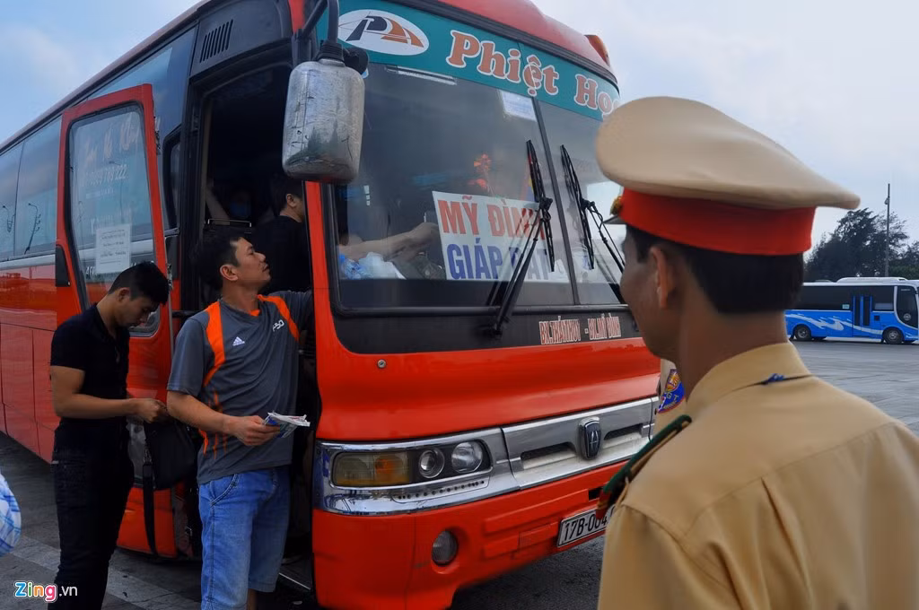 Kiểm đếm, cảnh sát phát hiện ô tô khách nhà xe Phiệt Học tuyến Thái Bình - Mỹ Đình chở 90/47 người (vượt quá 43 người theo quy định). Toàn bộ số khách quá tải chen chúc đứng giữa lối ra vào và khu vực buồng lái.