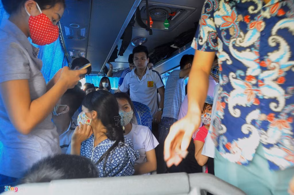 Tổ tuần tra kiểm đếm và hạ tải 64 người, yêu cầu nhà xe huy động xe khác tới đưa số khách này về bến và trả toàn bộ số tiền mua vé 65.000 đồng. Ngoài ra, cảnh sát lập biên bản xử phạt nhà xe, tài xế hơn 24 triệu đồng lỗi chở quá người, tước giấy phép lái xe người điều khiển 30 ngày.