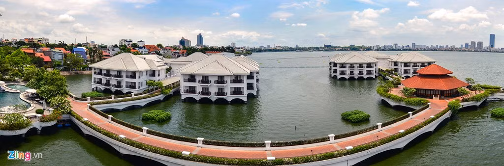 Mỗi ban công mang đến một hướng nhìn khác, bao gồm hướng nhìn ra hồ, các khu đảo trên mặt nước và khu dân cư lân cận. 