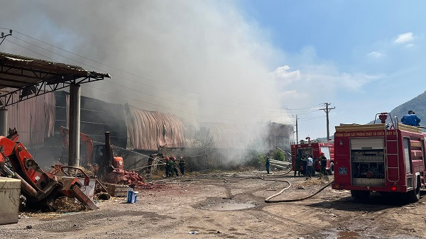 Bà Rịa – Vũng Tàu: Cháy lớn kho chứa vải vụn - Hình 2 Ba Ria – Vung Tau: Chay lon kho chua vai vun-Hinh-2