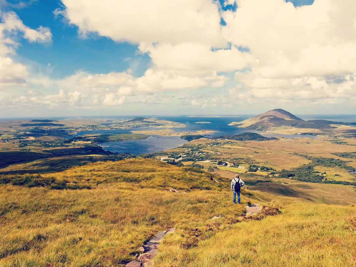 Khám phá Vườn Quốc gia Connemara rộng tới 9.957 ha là một trải nghiệm dành cho các du khách ưa mạo hiểm và thích vận động. Ảnh: Business Insider