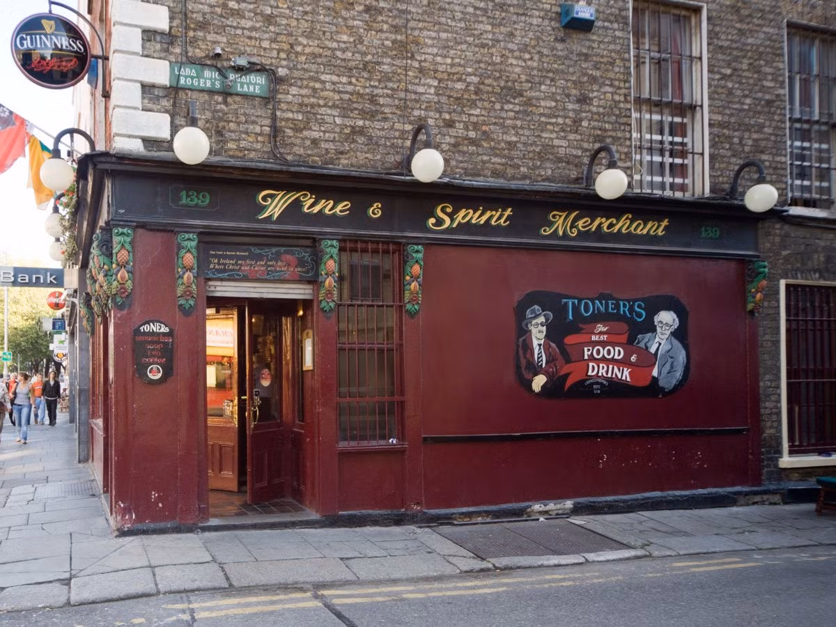 Ý tưởng cùng bạn bè tới quán rượu Toners ở Dublin cũng không phải là quá tệ. Ảnh: Business Insider