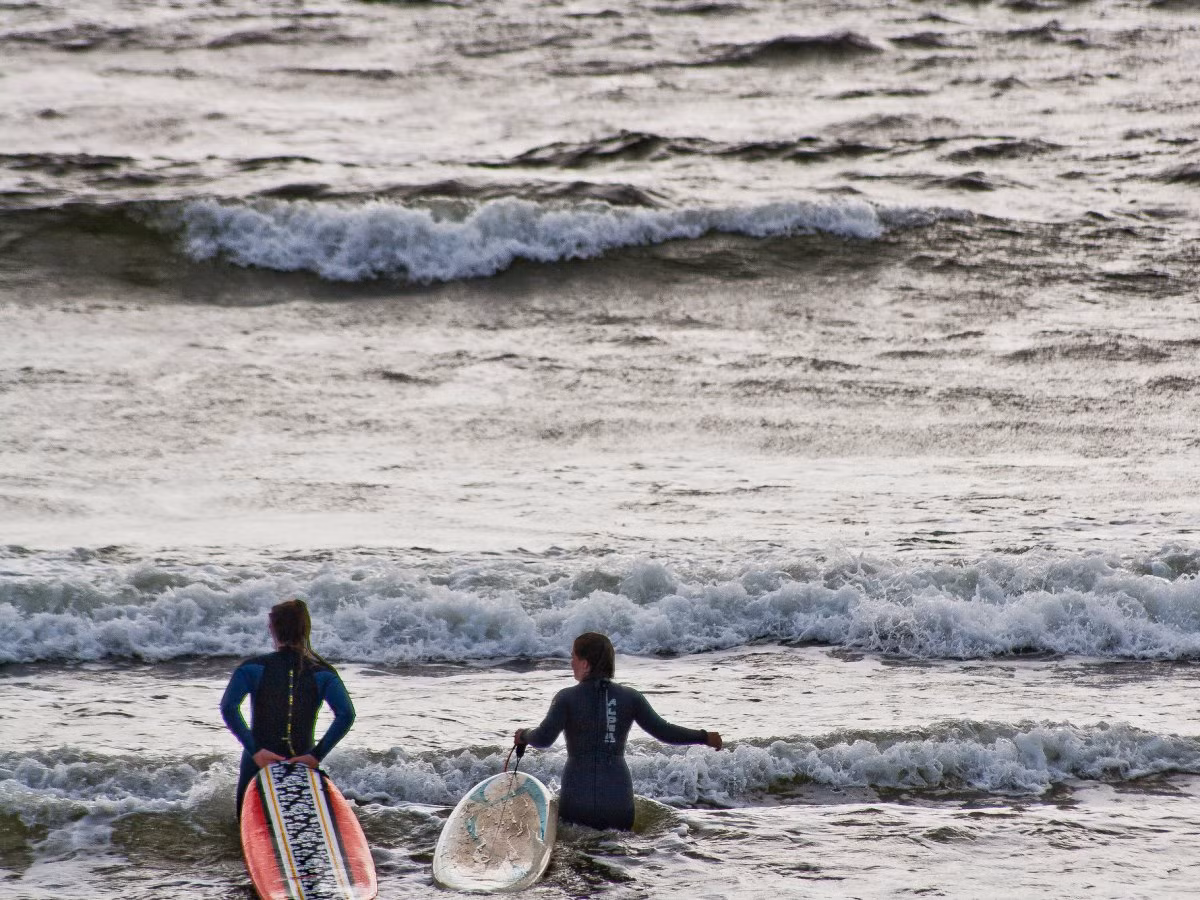 Ireland còn có nhiều địa điểm để khách du lịch lướt sóng. Các điểm này như là Bundoran (ở Donegal) luôn nằm trong danh sách những địa điểm lướt sóng tốt nhất trên thế giới. Ảnh: Business Insider