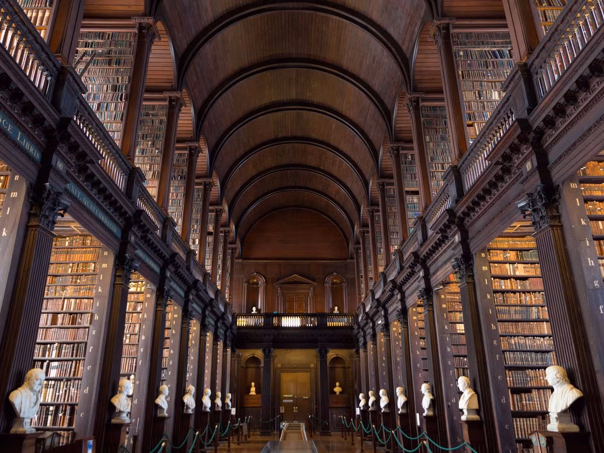 Cuối cùng, trong danh sách 20 địa điểm du lịch ở Ireland, bạn hãy dành thời gian tới trường Cao đẳng Trinity, ngôi trường lâu đời nhất ở Ireland. Ảnh: Business Insider