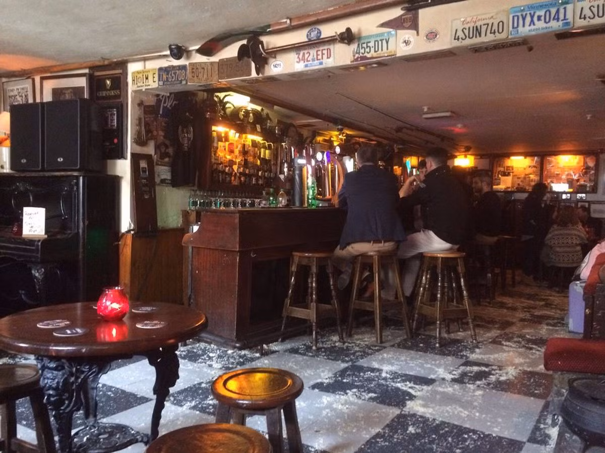 Trải nghiệm du lịch khó quên khác của bạn đó là tới quán rượu lâu đời nhất ở Ireland, Sean’s Bar. Ảnh: Business Insider