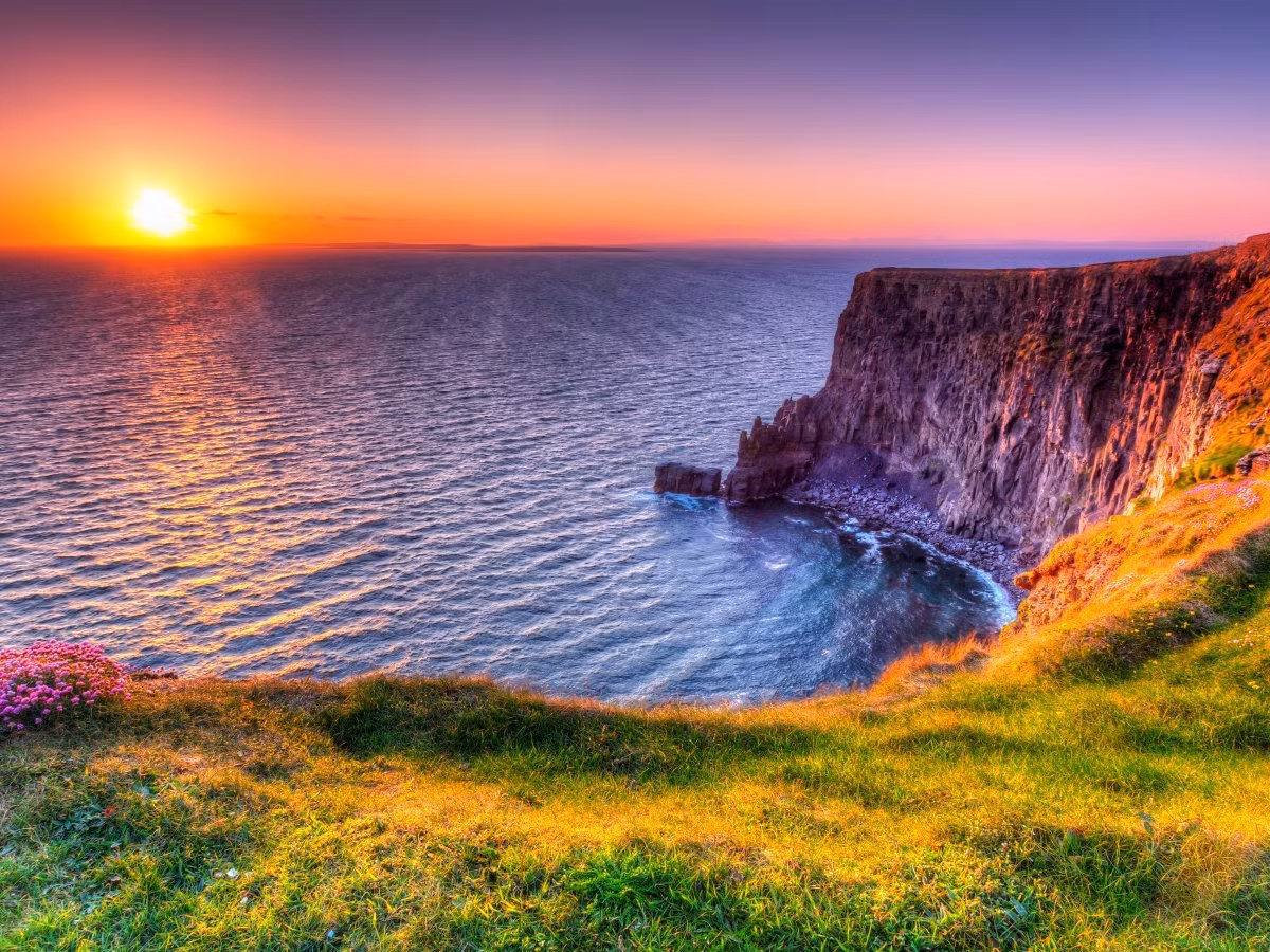 Nếu có cơ hội tới Ireland, khách du lịch có thể nghĩ ngay tới Vách đá Moher để thưởng ngoạn cảnh quan đẹp tựa tranh vẽ. Hãy gạt bỏ mọi ưu phiền trong cuộc sống và thả hồn mình trước khung cảnh thiên nhiên tuyệt đẹp nơi đây. Ảnh: Business Insider