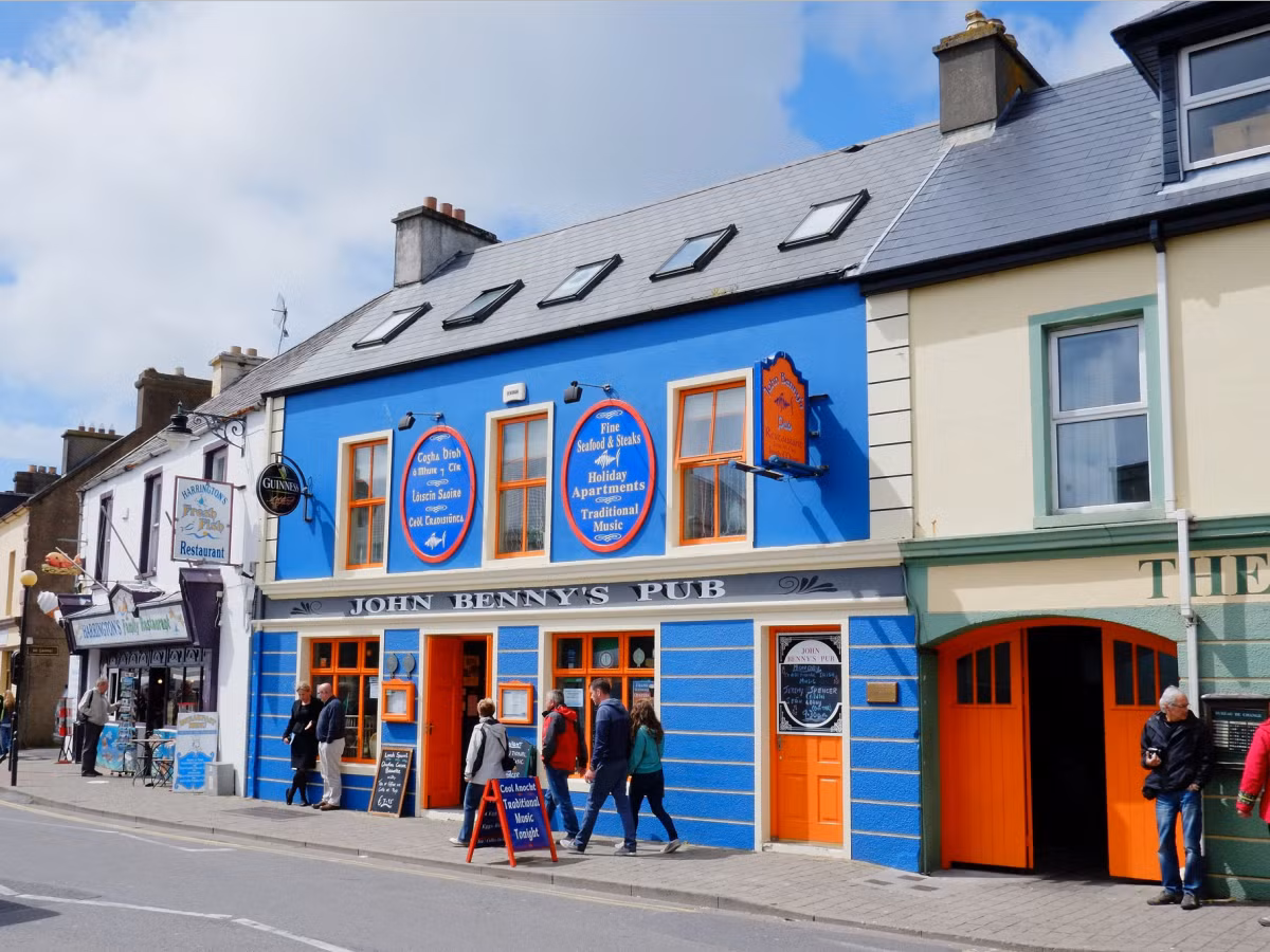 Trong lúc tản bộ dọc bán đảo Dingle, bạn hãy vào thị trấn Dingle rồi nhâm nhi tách rượu và thưởng thức âm nhạc truyền thống của người Ireland. Ảnh: Business Insider
