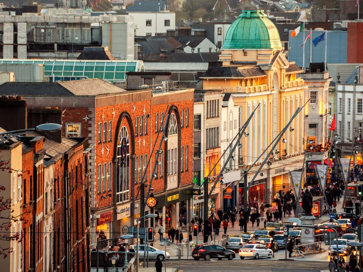 Thành phố Cork, nơi hội tụ các các quán cà phê, trung tâm mua sắm cùng các quán rượu truyền thống. Ảnh: Business Insider