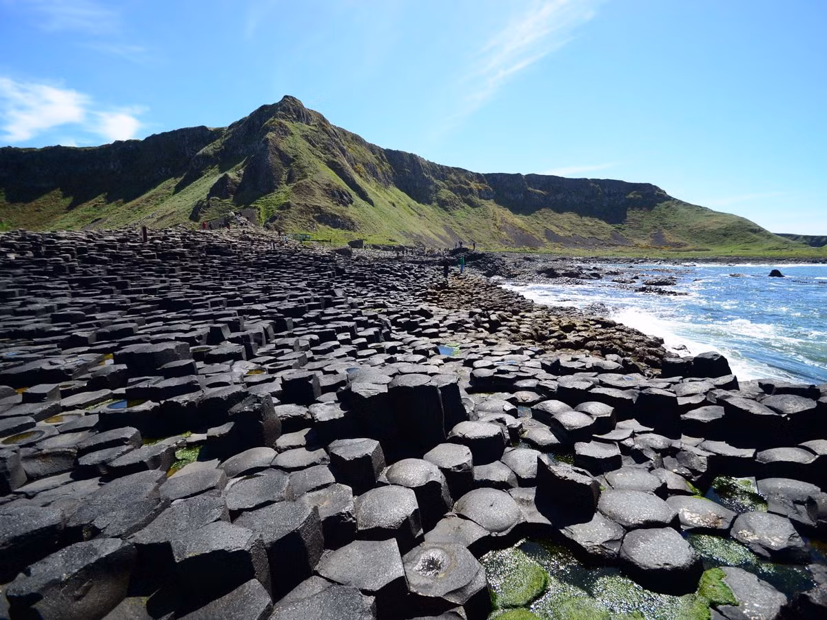 Một trong những kiệt tác độc đáo ở Ireland mà bạn nên ghé thăm đó chính là ghềnh đá đĩa khổng lồ (Giant Causeway) ở County Antrim, bờ biển phía đông bắc Ireland. Ảnh: Business Insider