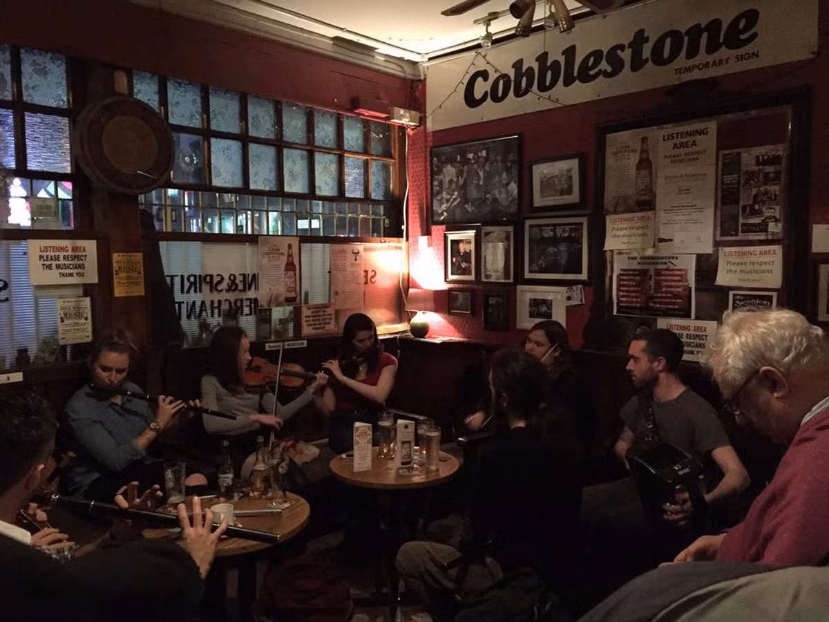 Mỗi tới, du khách còn có thể tới nghe nhạc sống ở quán bar The Cobblestone. Ảnh: Business Insider