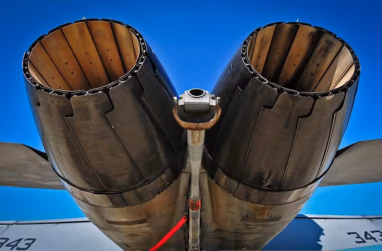 Tiêm kích hạm F/A-18C trang bị 2 động cơ phản lực cánh quạt đẩy F404-GE-400 có đốt tăng lực lần 2 cho tốc độ bay tối đa Mach 1,7.